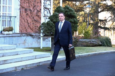 14/01/2020. The Minister for Agriculture, Fisheries and Food, Luis Planas, walks through the gardens of La Moncloa